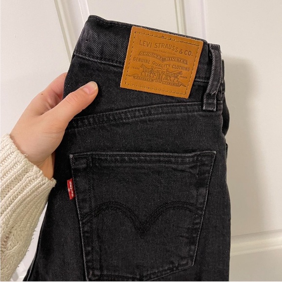 Black Levi’s Rib Cage Shorts, size 25 - Picture 2 of 4